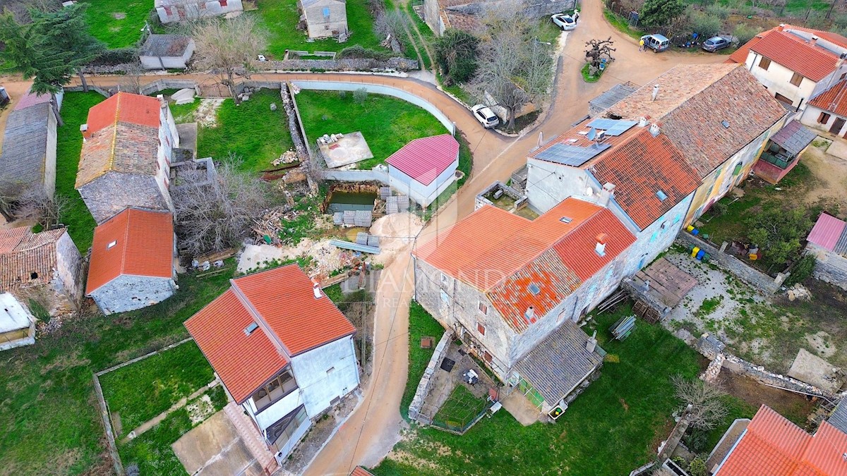 Visignano, casa in pietra ristrutturata in un idilliaco borgo istriano 