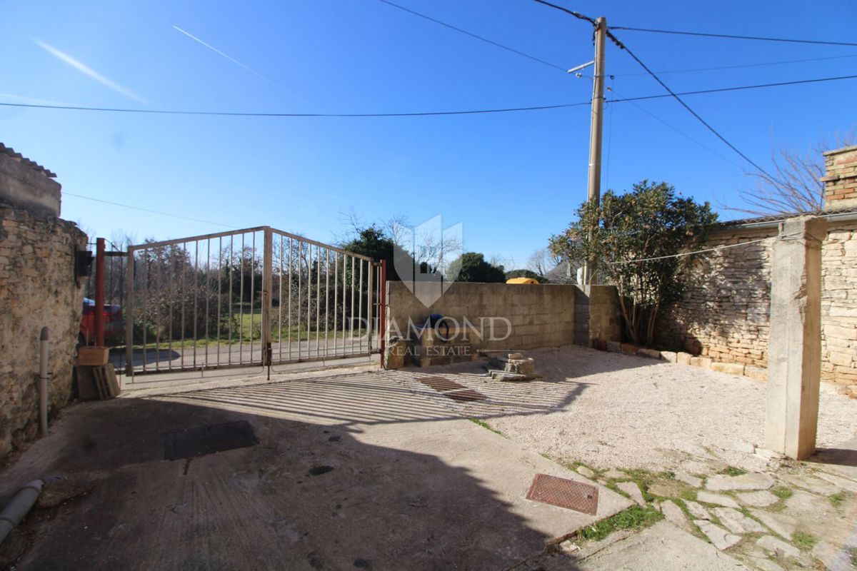 Svetvinčenat, casa a schiera con ristrutturazione iniziata