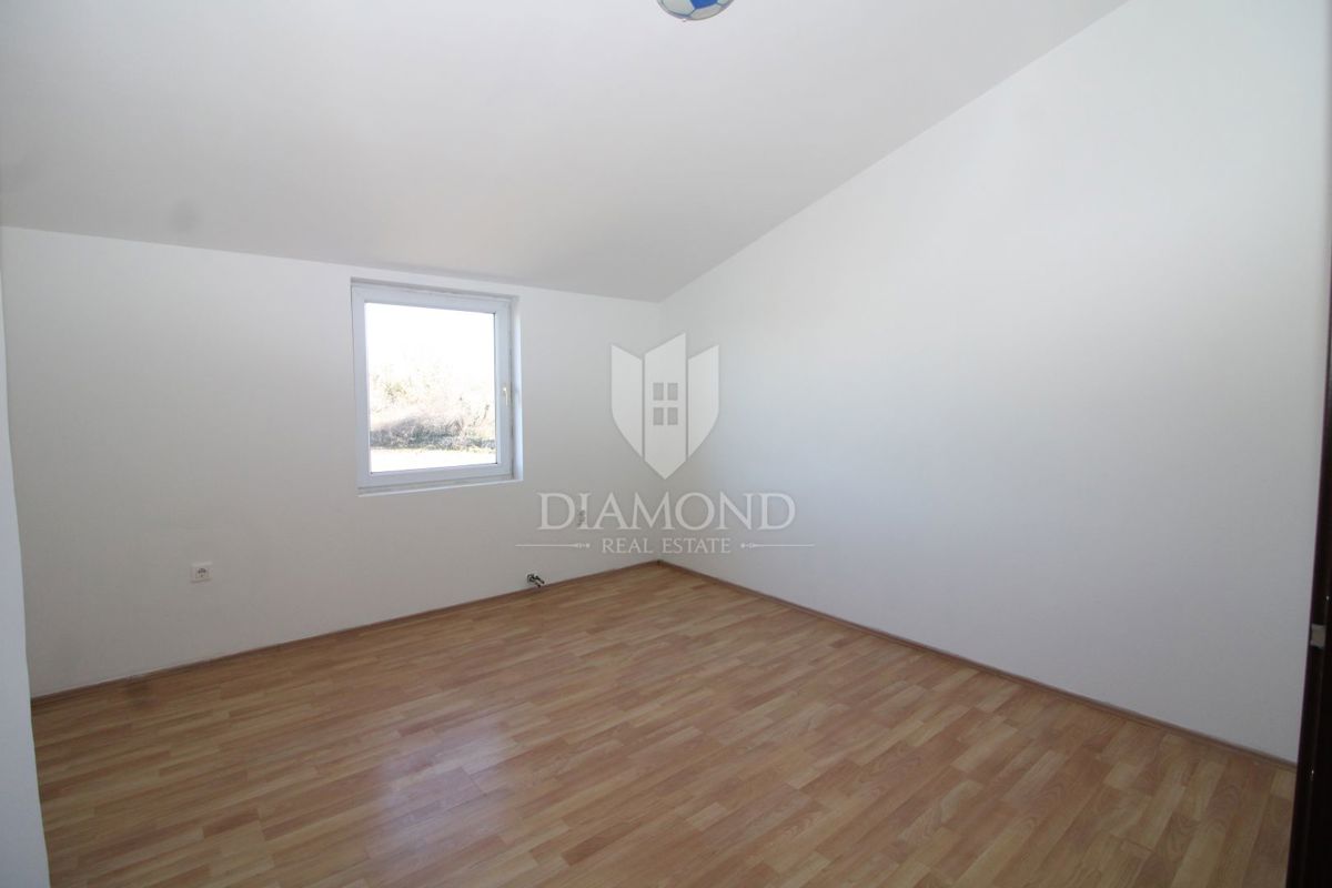 Svetvinčenat, casa a schiera con ristrutturazione iniziata