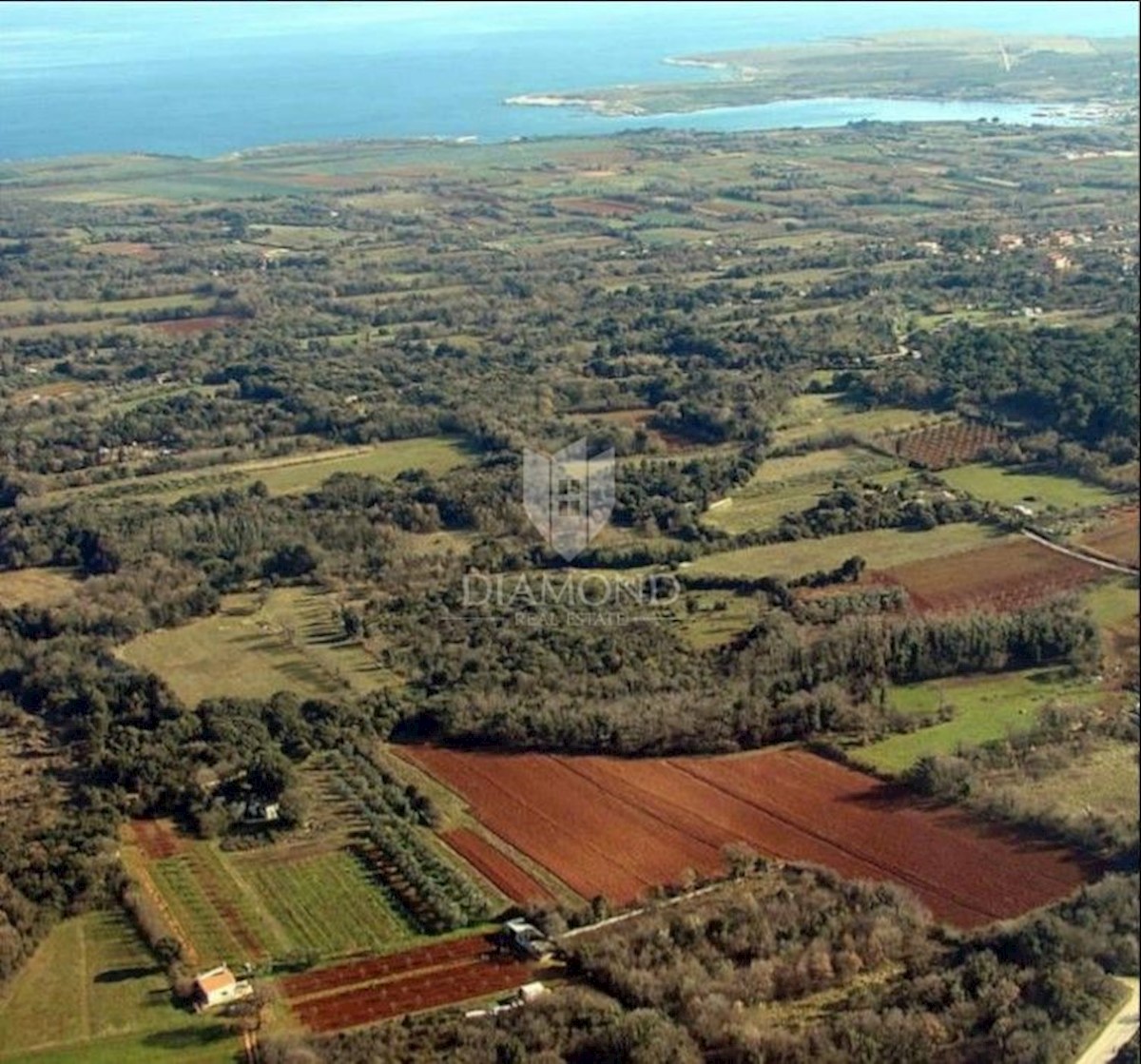 Liznjan, ampio terreno edificabile nella zona turistica 