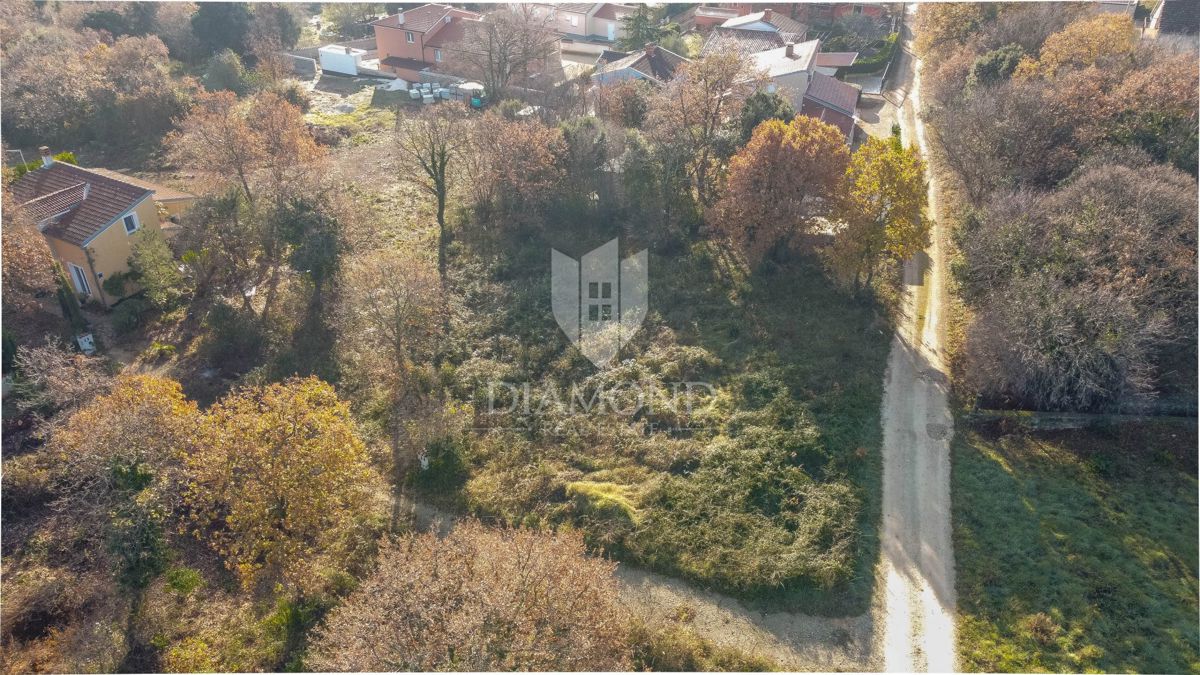 Terreno edificabile con permesso di costruzione valido, vicino a Pola!