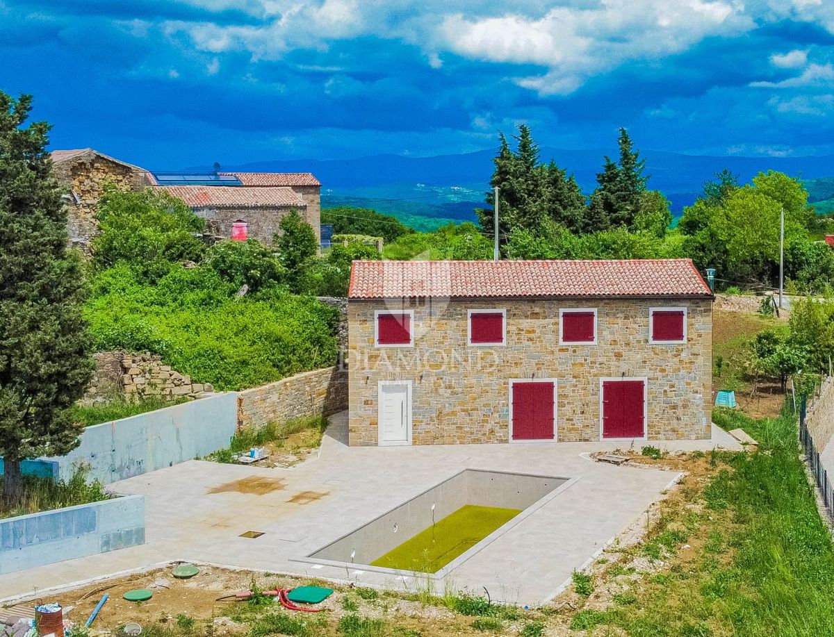 Momiano, dintorni! Una bellissima villa con vista sul mare aperto!