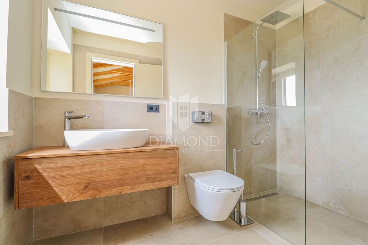 Momiano, dintorni! Una bellissima villa con vista sul mare aperto!