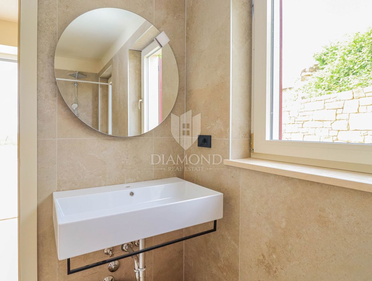 Momiano, dintorni! Una bellissima villa con vista sul mare aperto!