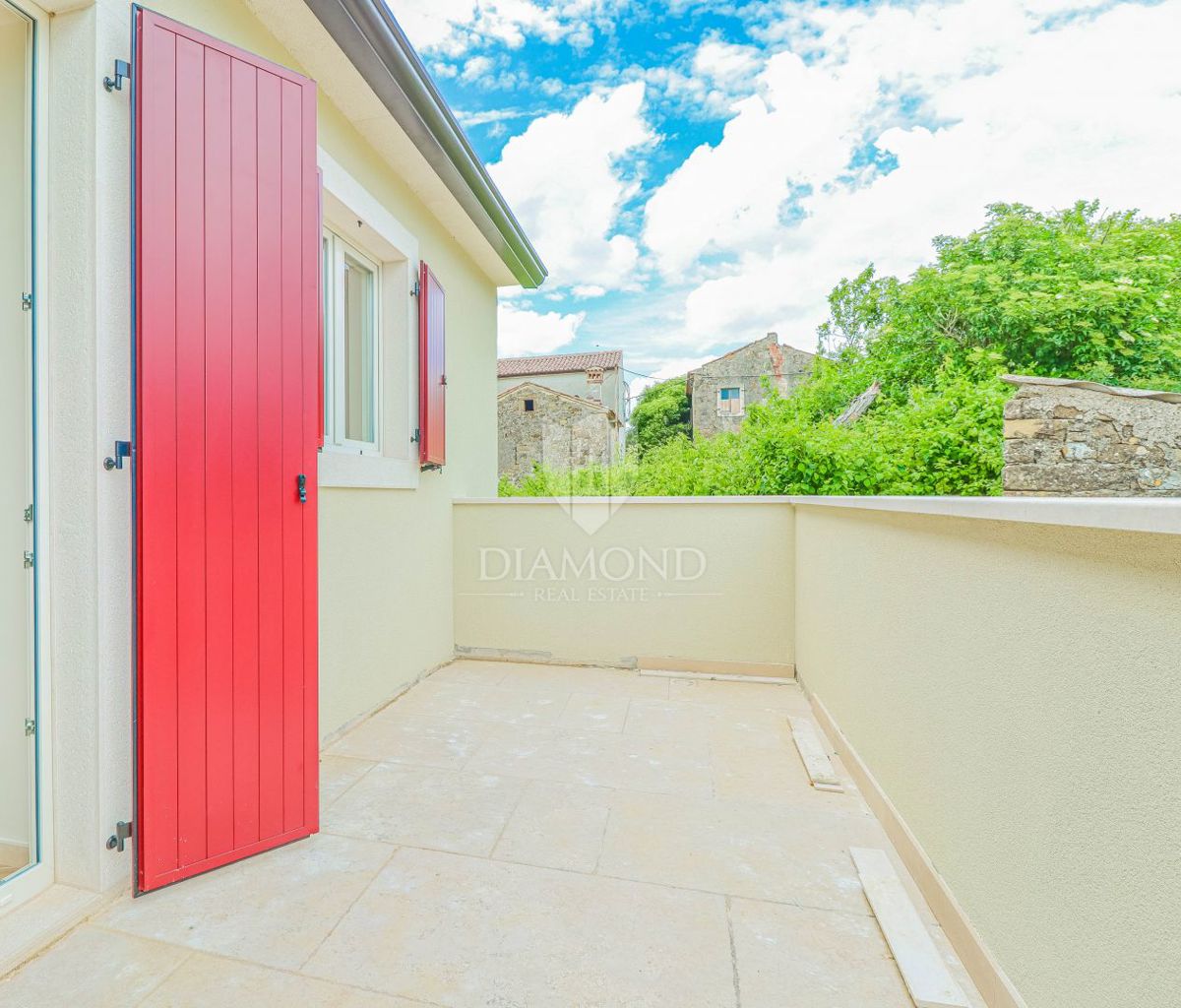 Momiano, dintorni! Una bellissima villa con vista sul mare aperto!