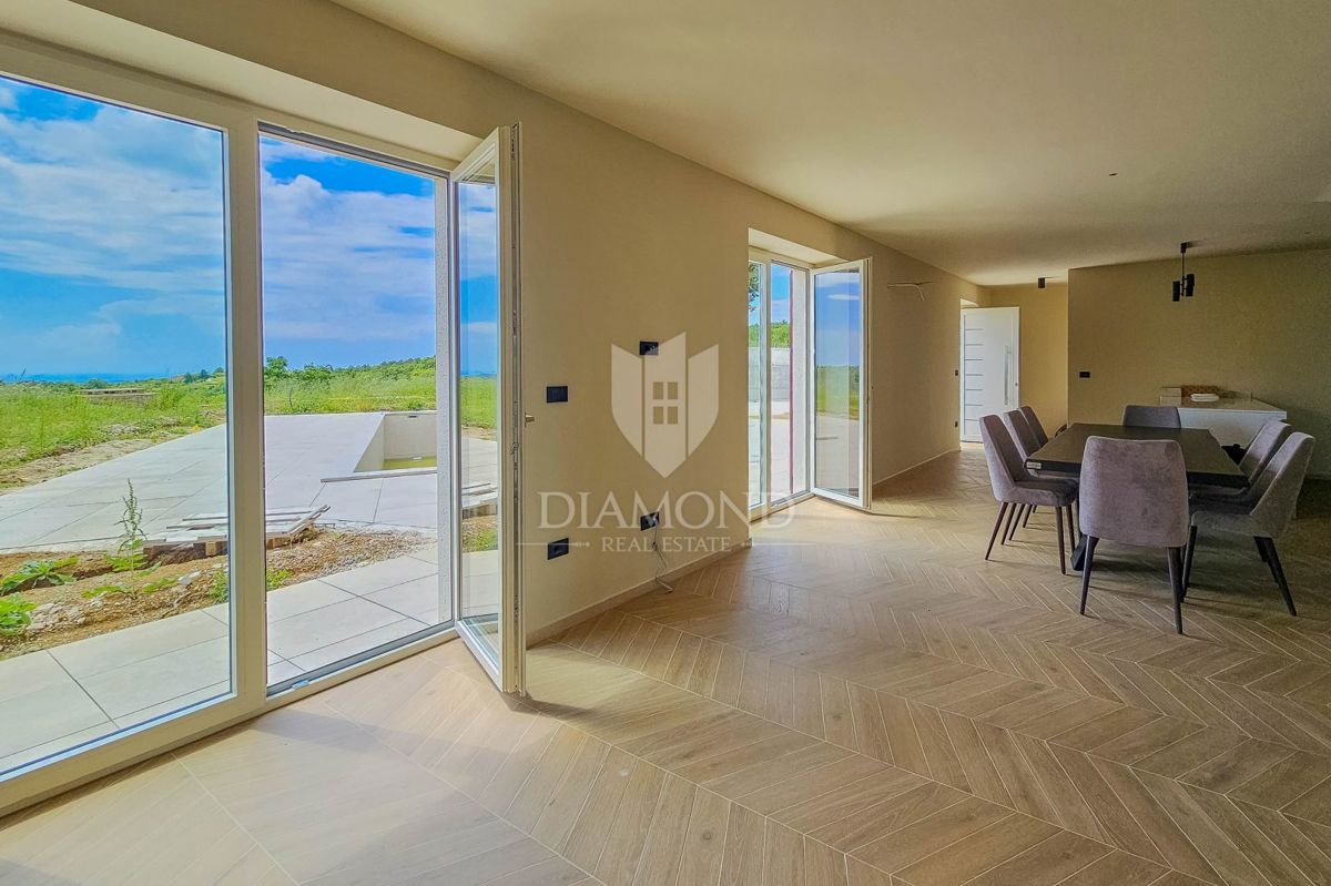 Momiano, dintorni! Una bellissima villa con vista sul mare aperto!