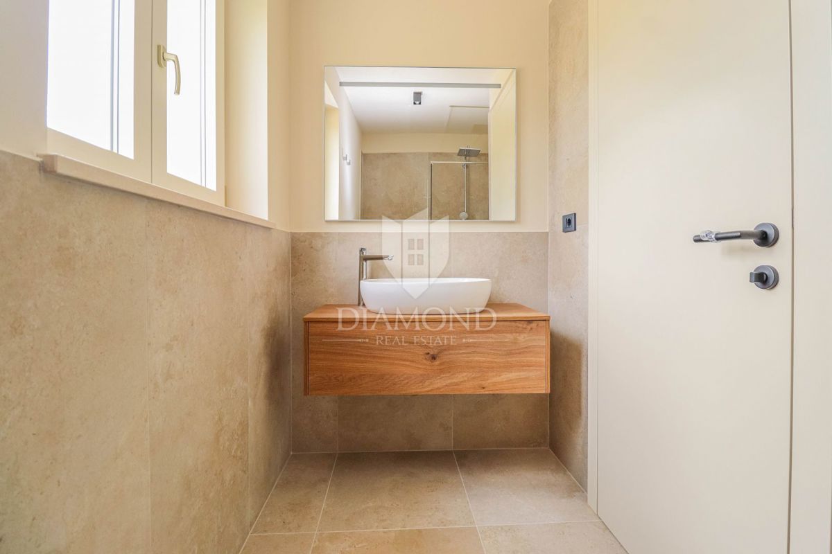 Momiano, dintorni! Una bellissima villa con vista sul mare aperto!