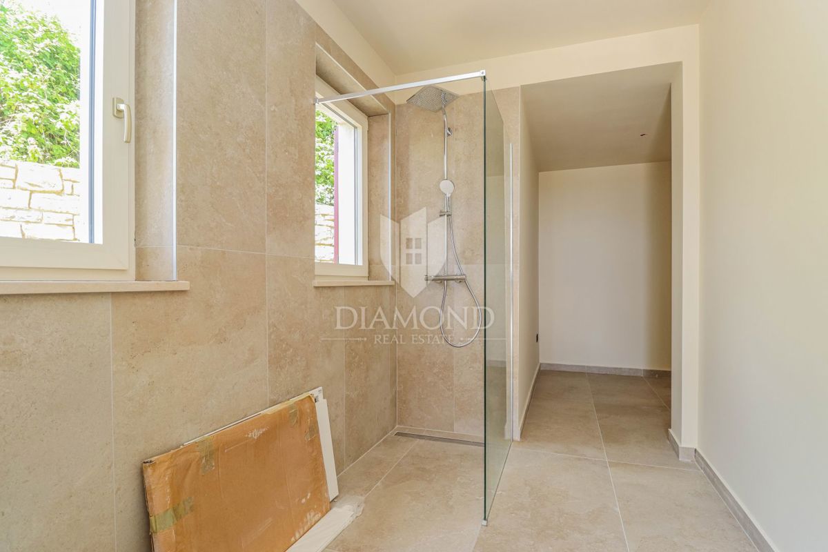 Momiano, dintorni! Una bellissima villa con vista sul mare aperto!