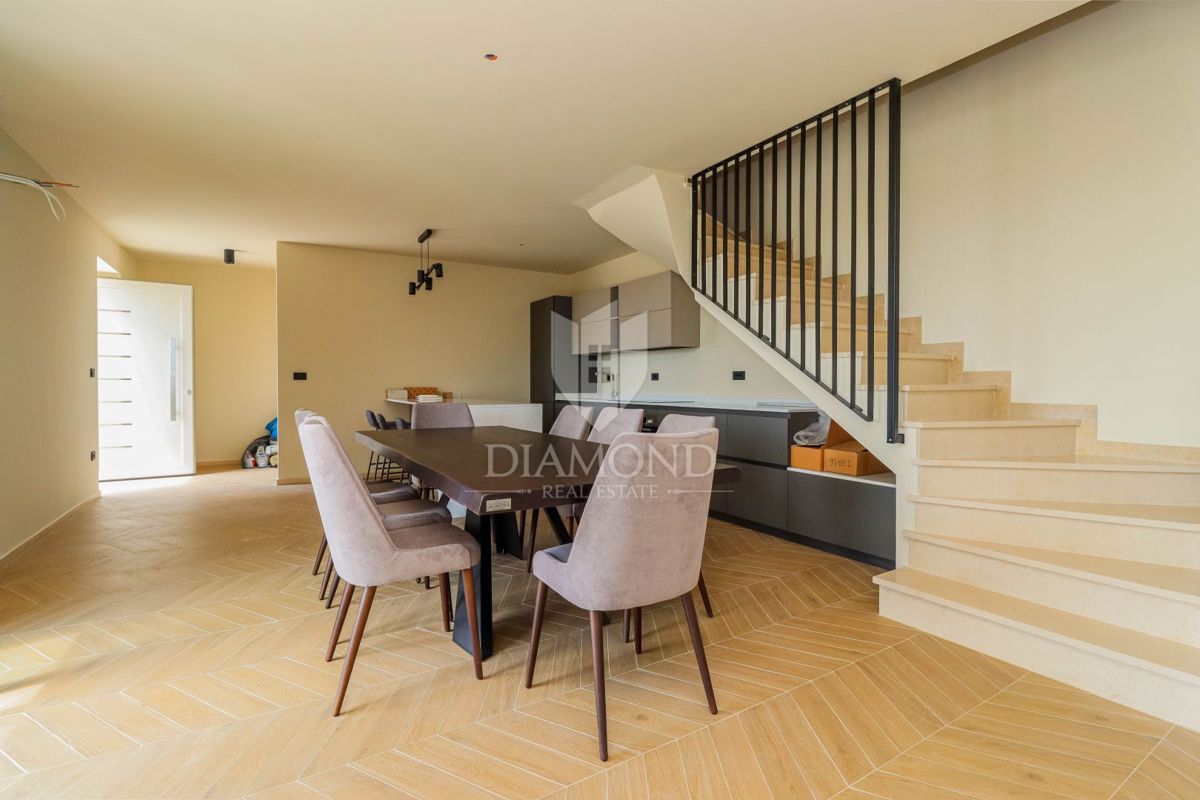 Momiano, dintorni! Una bellissima villa con vista sul mare aperto!