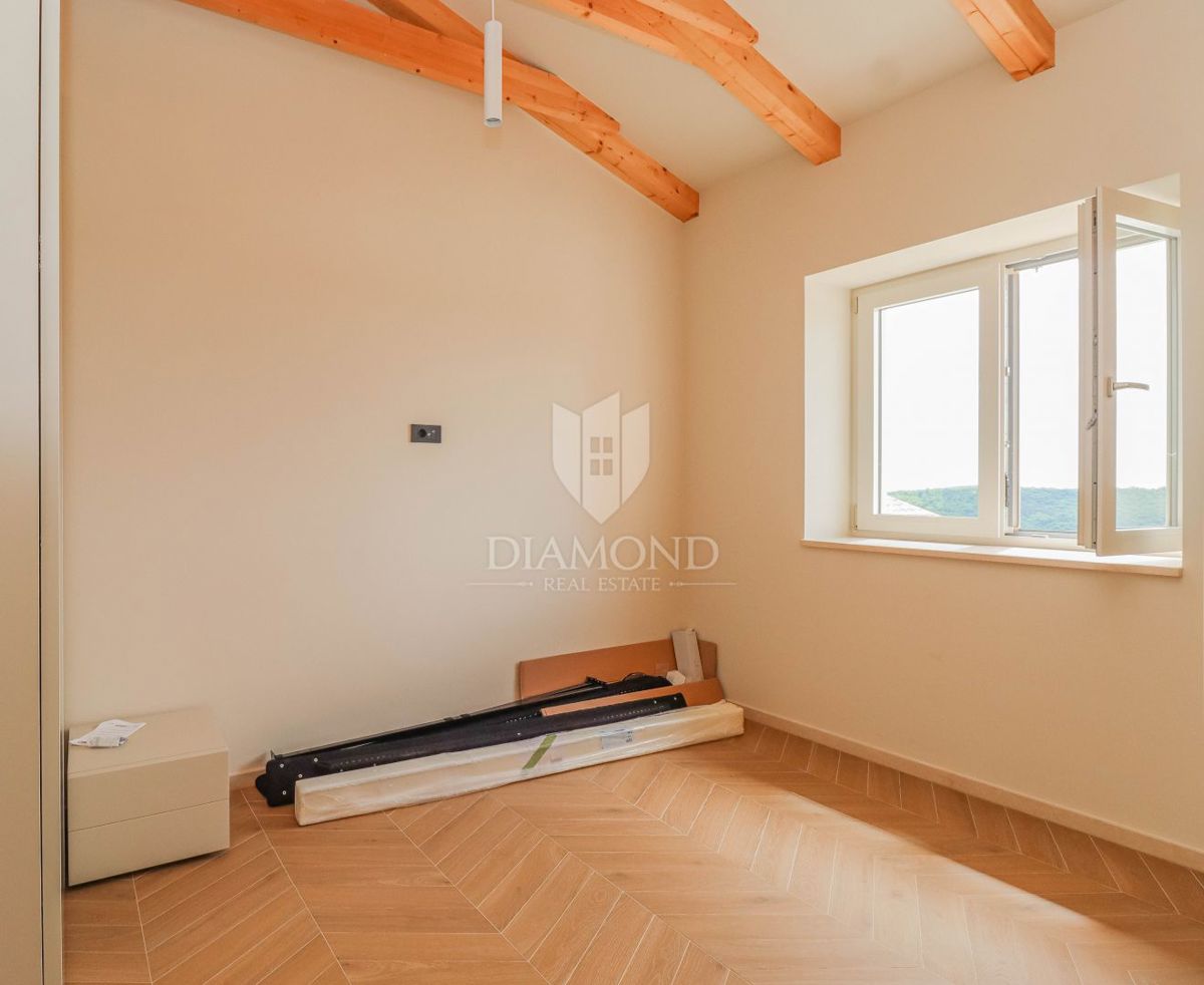 Momiano, dintorni! Una bellissima villa con vista sul mare aperto!