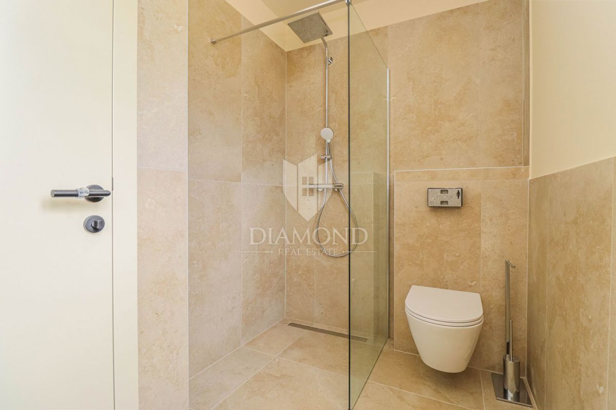 Momiano, dintorni! Una bellissima villa con vista sul mare aperto!