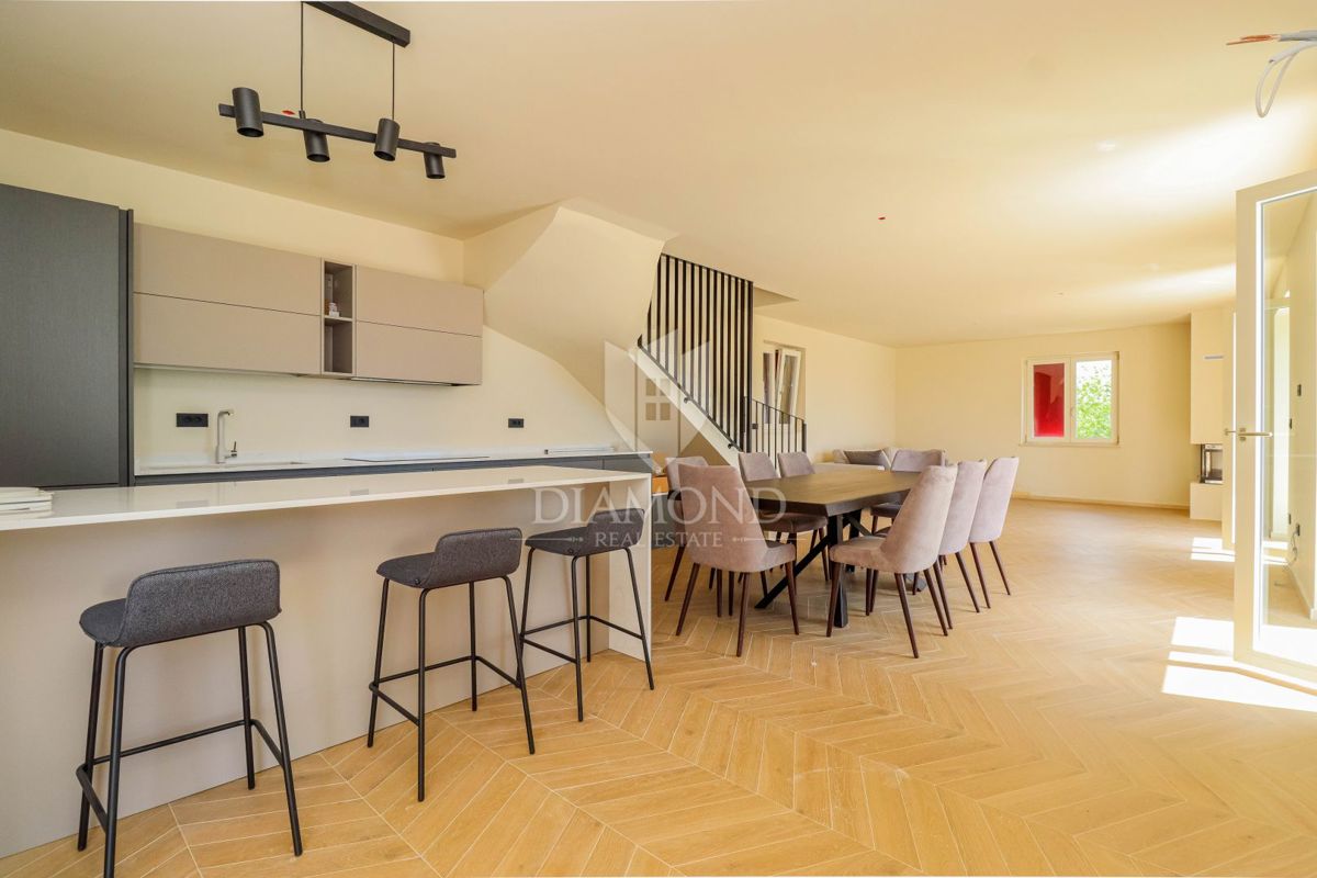 Momiano, dintorni! Una bellissima villa con vista sul mare aperto!