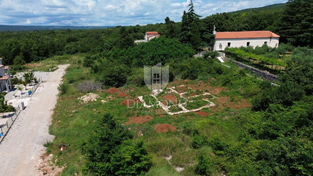 Albona, terreno circostante con permesso di costruzione 