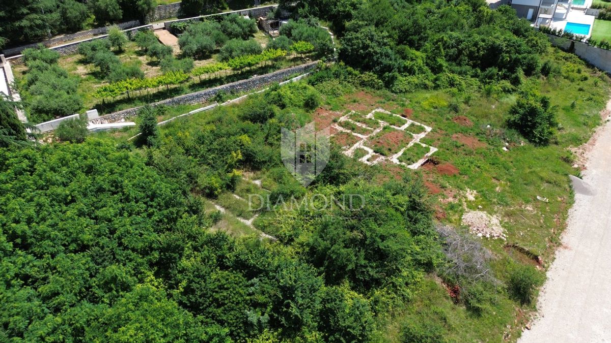 Albona, terreno circostante con permesso di costruzione 