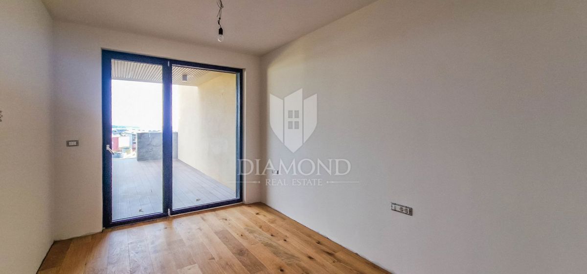 Cittanova, moderno appartamento con ampia terrazza e vista mare!!