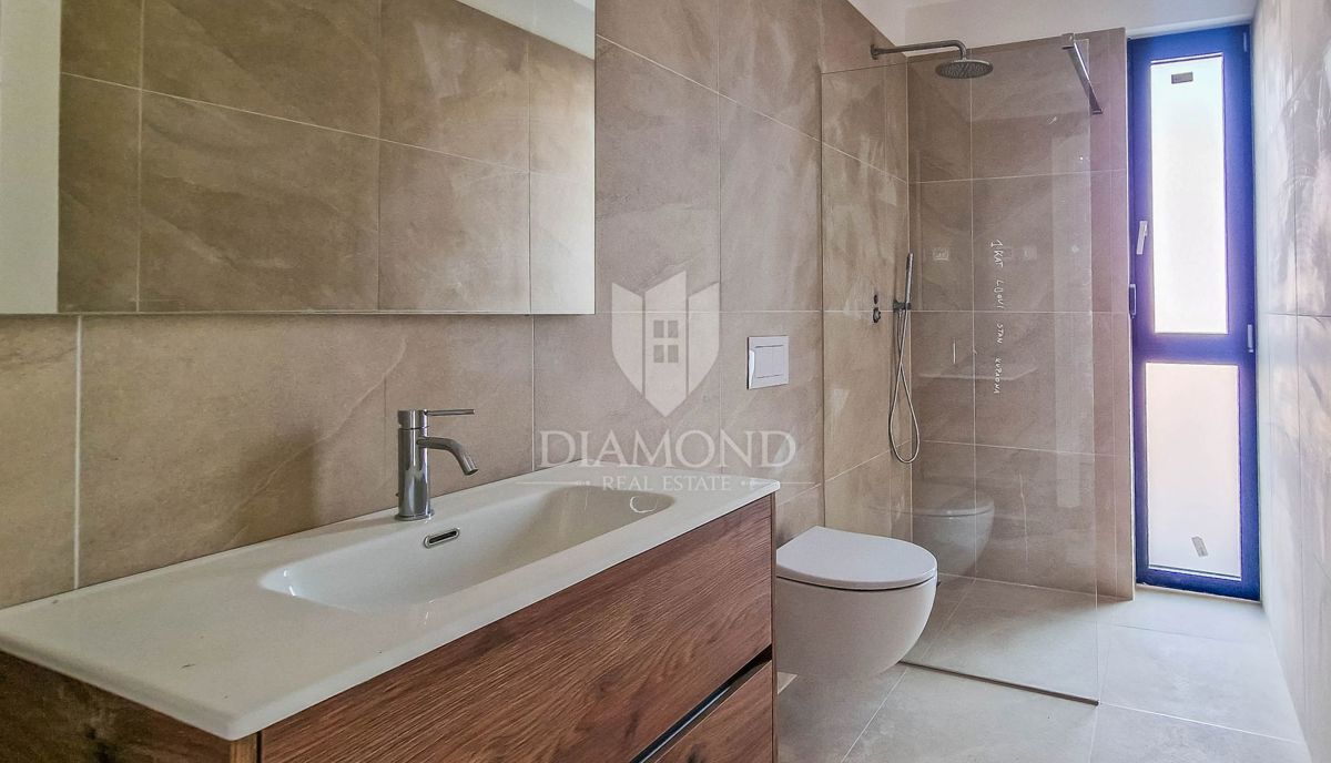 Cittanova, moderno appartamento con ampia terrazza e vista mare!!