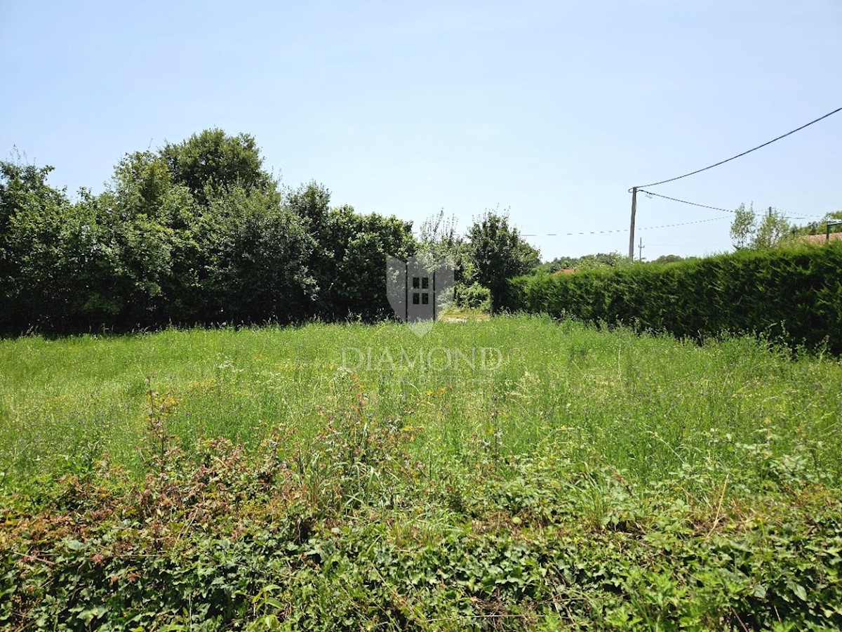 Parenzo, dintorni, terreno edificabile nel centro di una zona tranquilla