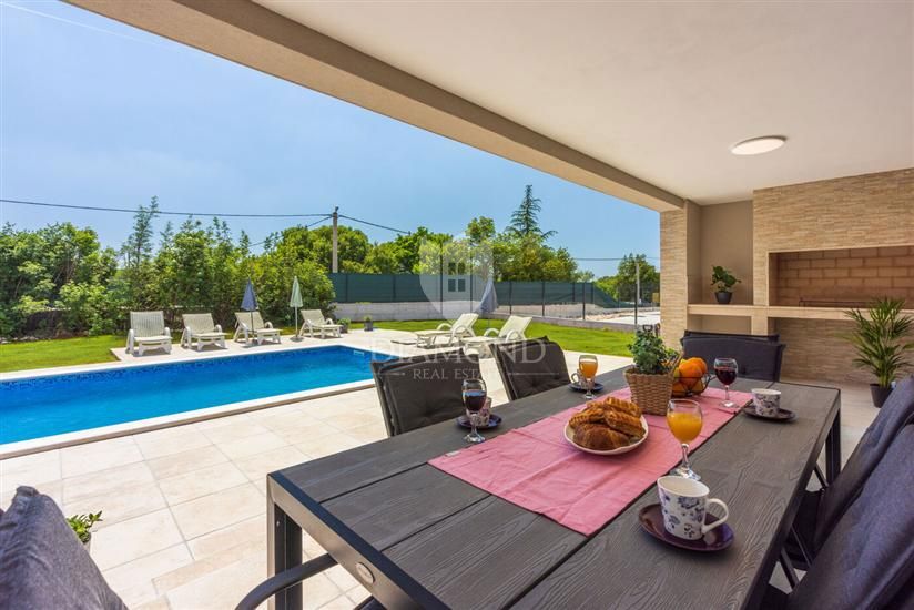 Labin, dintorni, casa moderna ad un piano con piscina