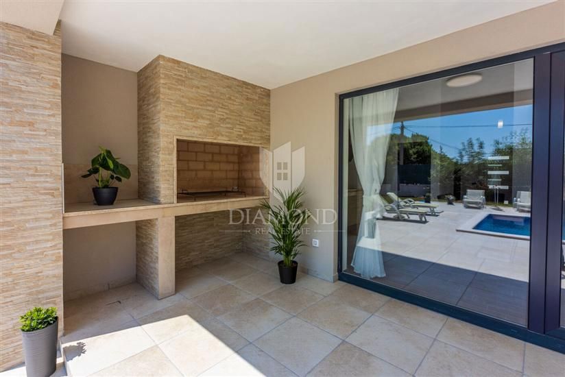 Labin, dintorni, casa moderna ad un piano con piscina