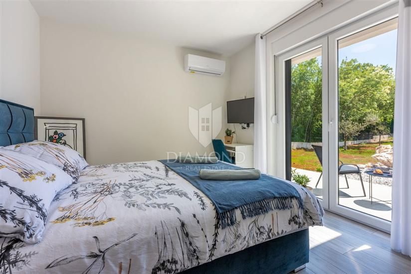 Labin, dintorni, casa moderna ad un piano con piscina