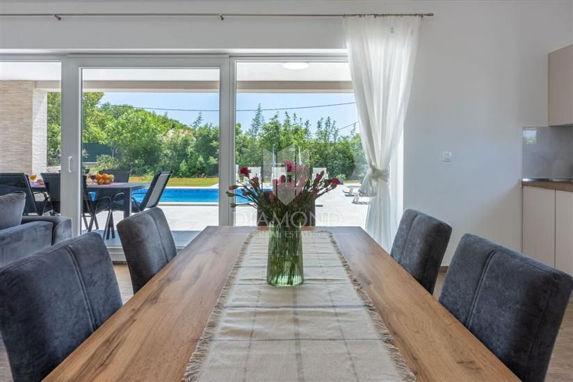 Labin, dintorni, casa moderna ad un piano con piscina