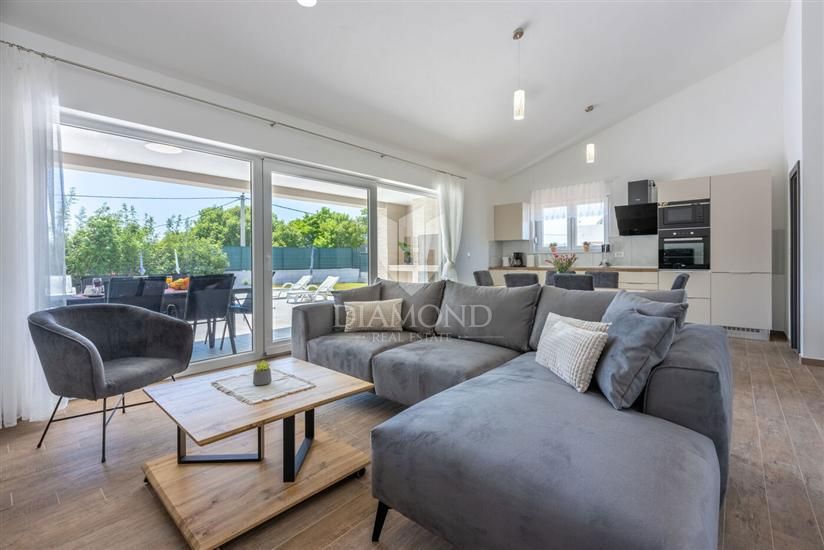 Labin, dintorni, casa moderna ad un piano con piscina