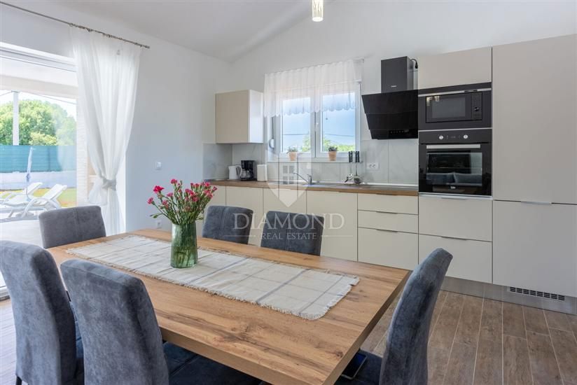 Labin, dintorni, casa moderna ad un piano con piscina