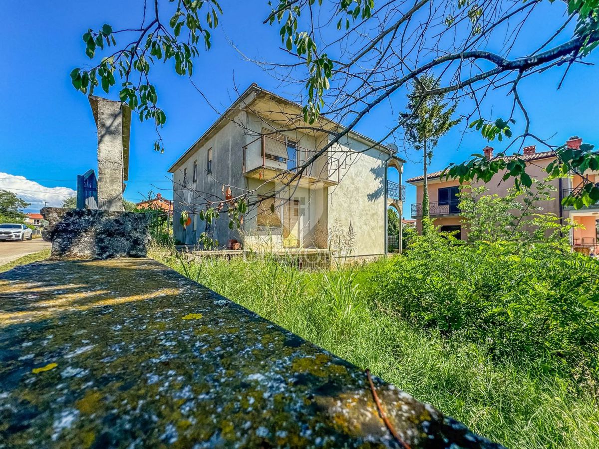 Umago, casa da ristrutturare con tanto giardino vicino alla città!