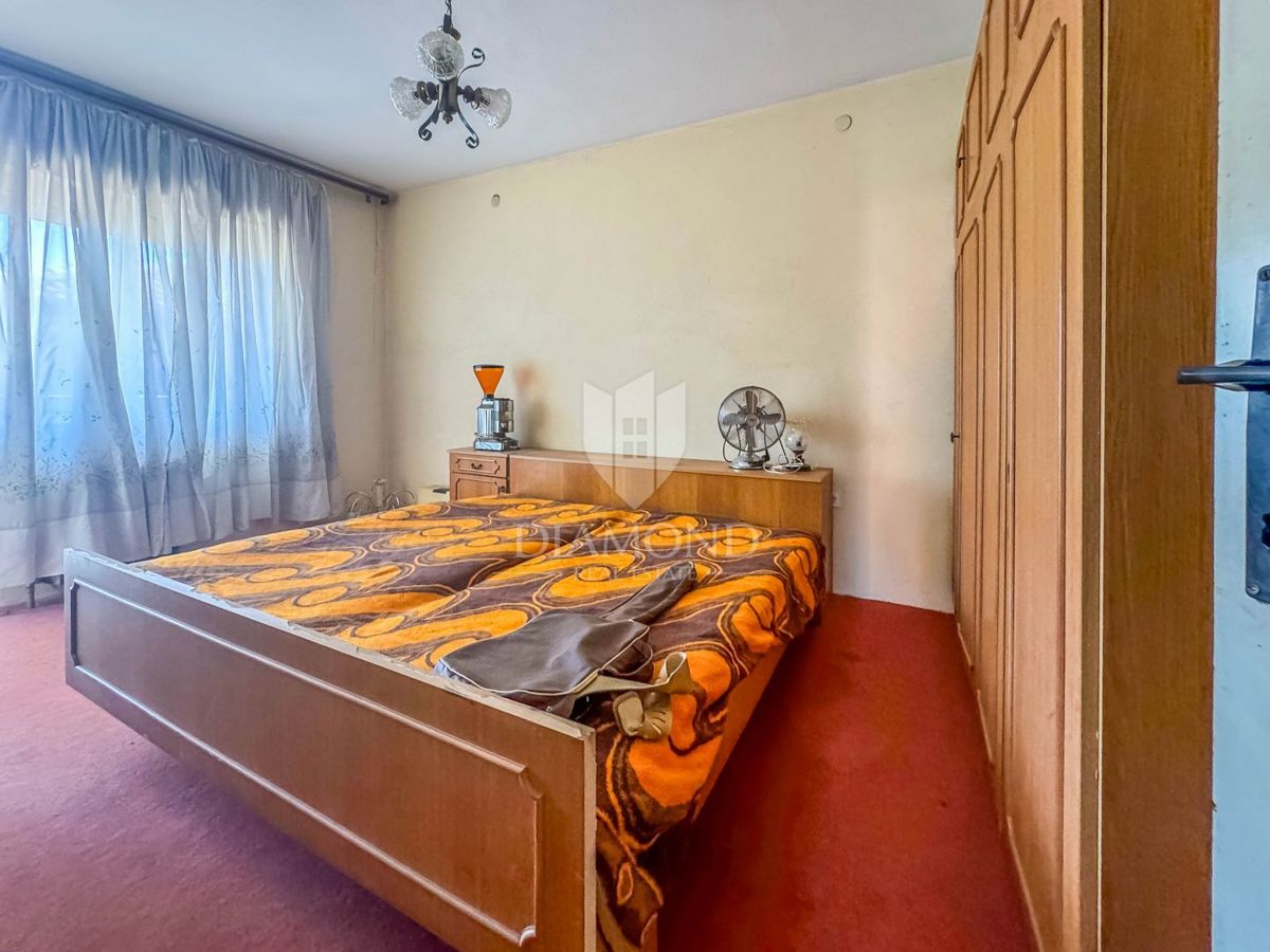 Umago, casa da ristrutturare con tanto giardino vicino alla città!