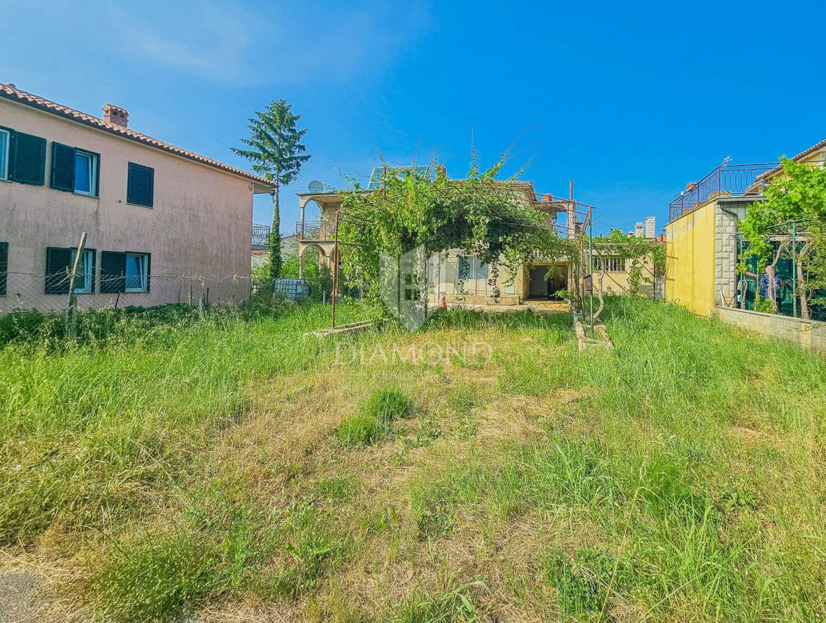 Umago, casa da ristrutturare con tanto giardino vicino alla città!