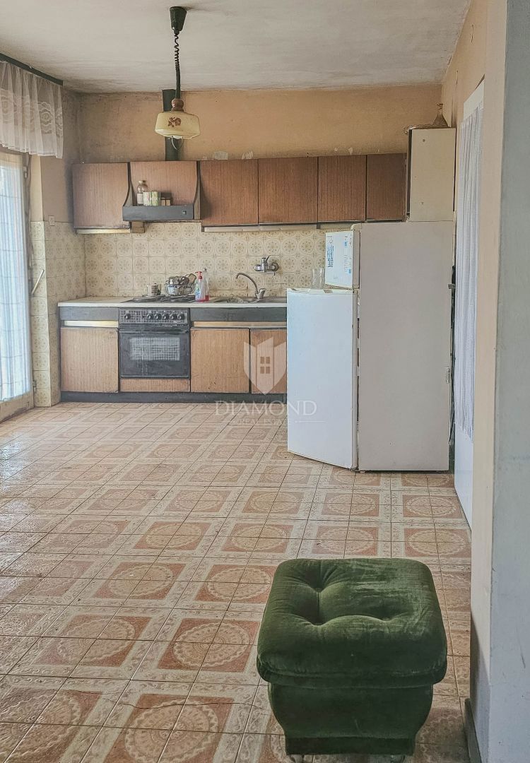 Umago, casa da ristrutturare con tanto giardino vicino alla città!