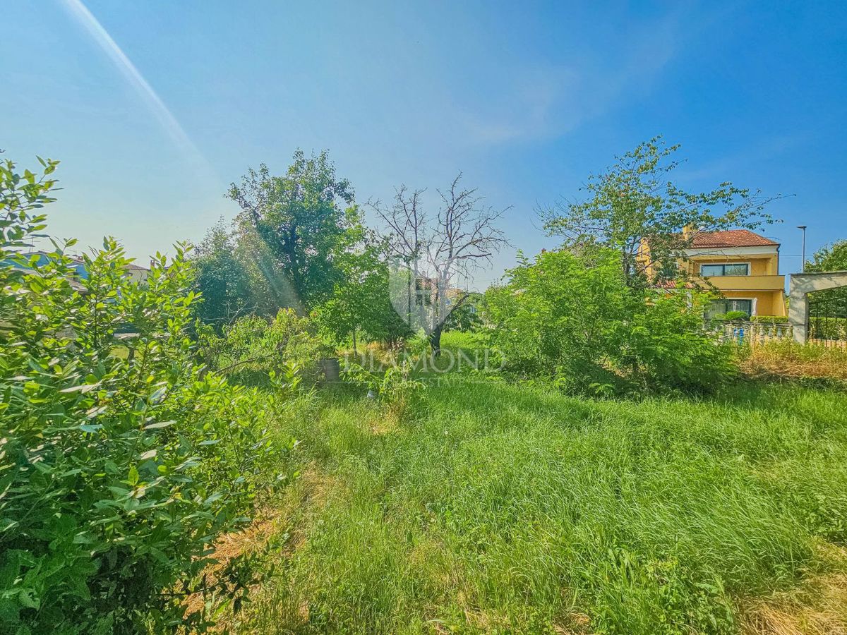 Umago, casa da ristrutturare con tanto giardino vicino alla città!