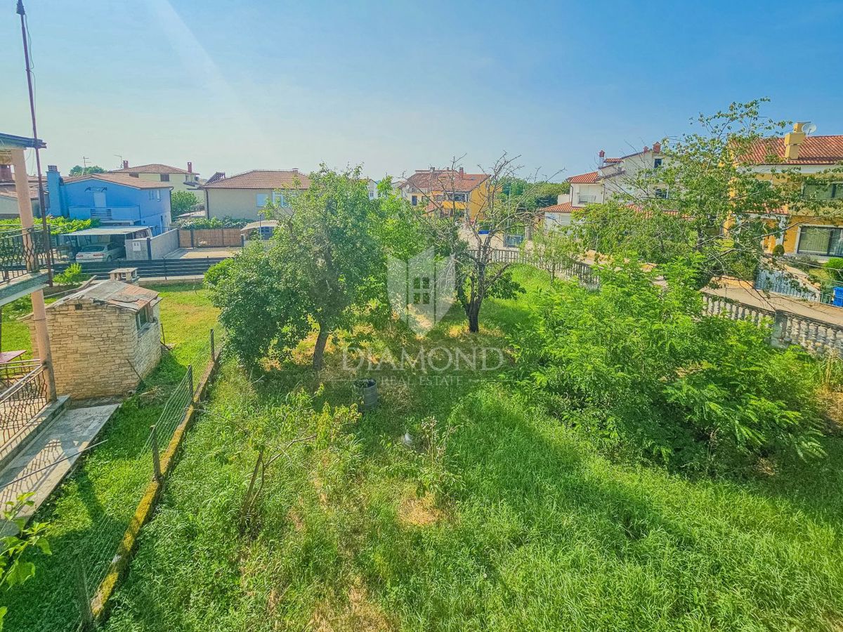 Umago, casa da ristrutturare con tanto giardino vicino alla città!