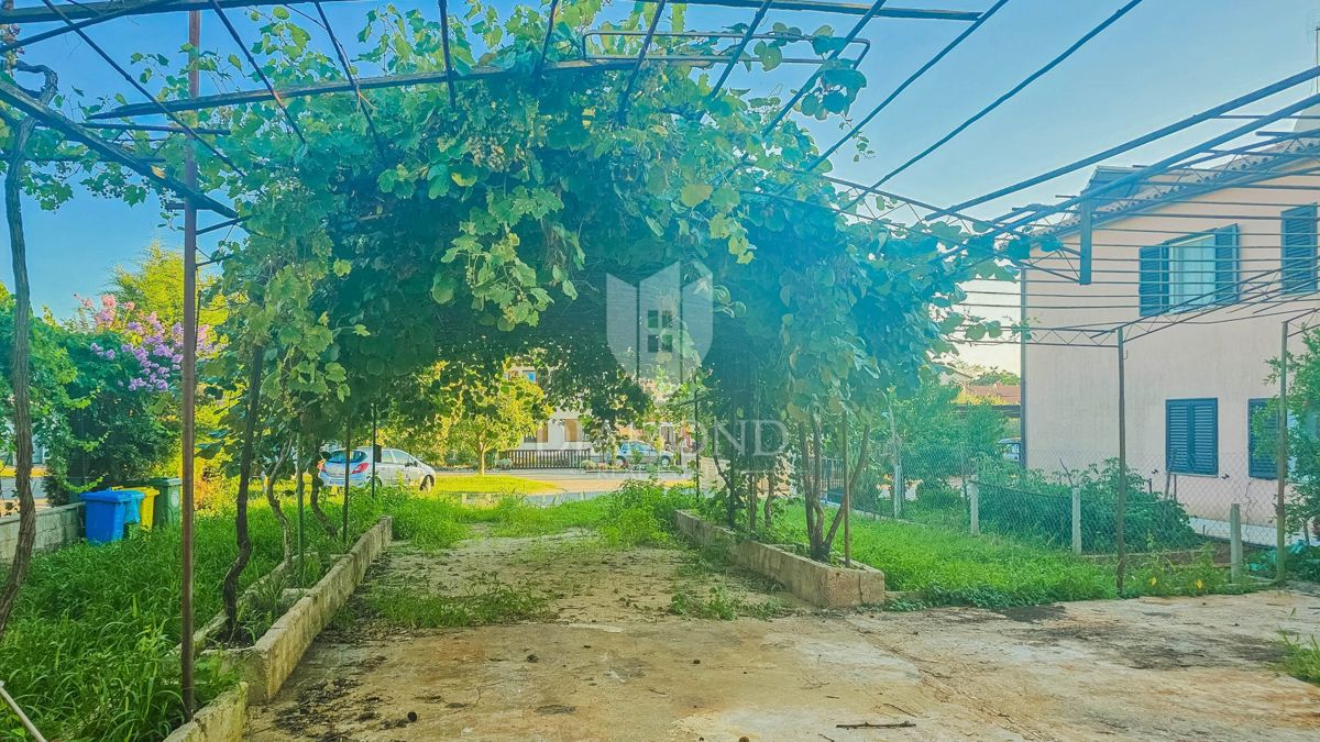 Umago, casa da ristrutturare con tanto giardino vicino alla città!