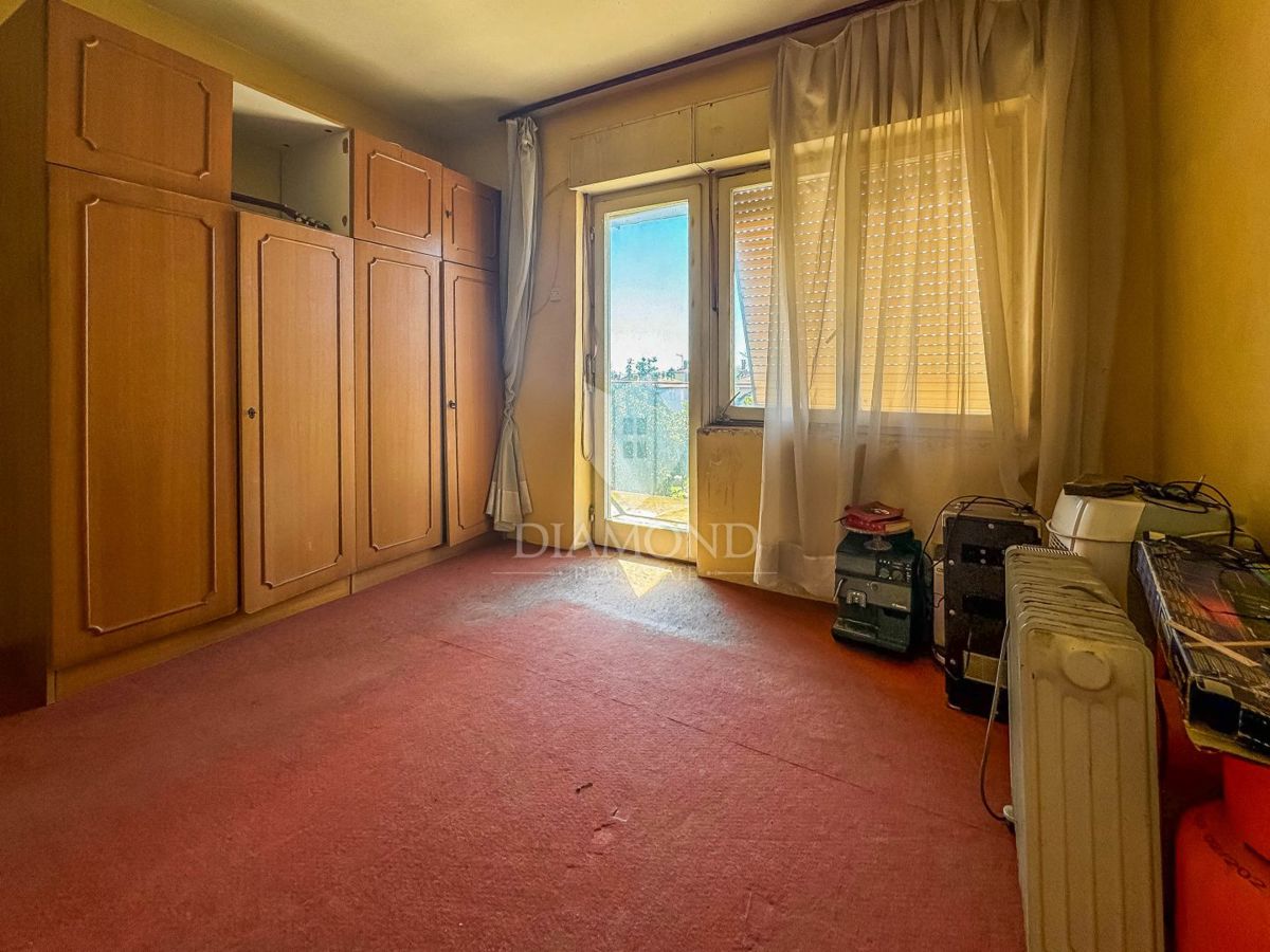 Umago, casa da ristrutturare con tanto giardino vicino alla città!