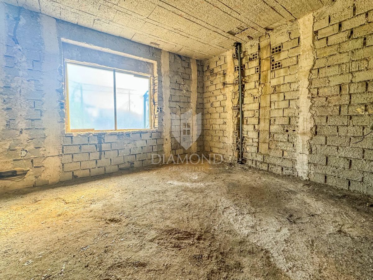 Umago, casa da ristrutturare con tanto giardino vicino alla città!