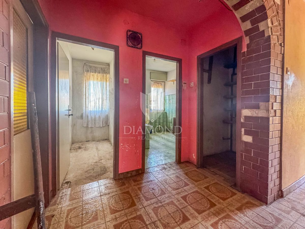 Umago, casa da ristrutturare con tanto giardino vicino alla città!