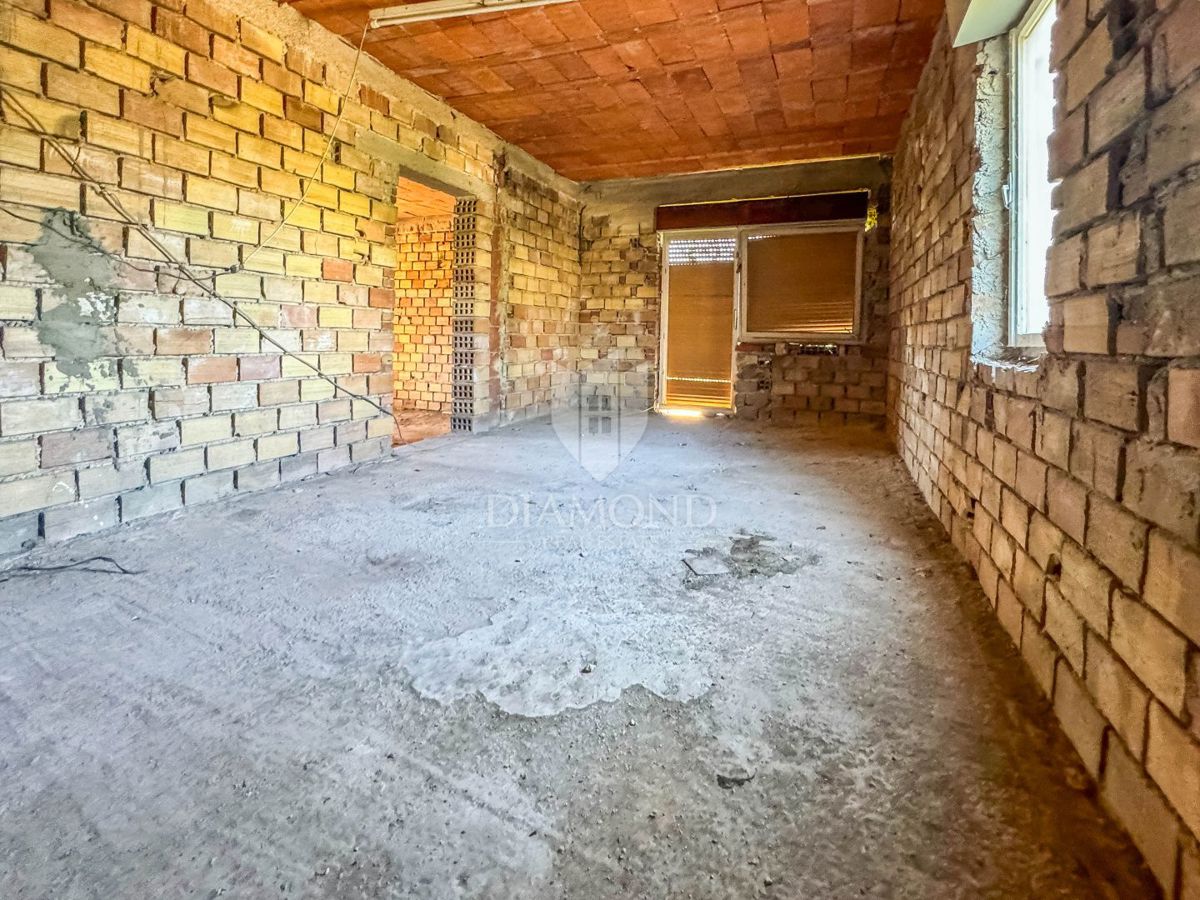 Umago, casa da ristrutturare con tanto giardino vicino alla città!