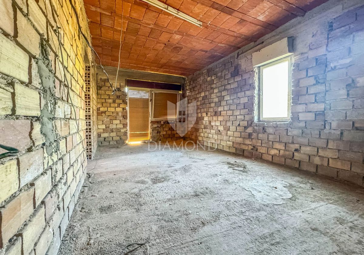 Umago, casa da ristrutturare con tanto giardino vicino alla città!