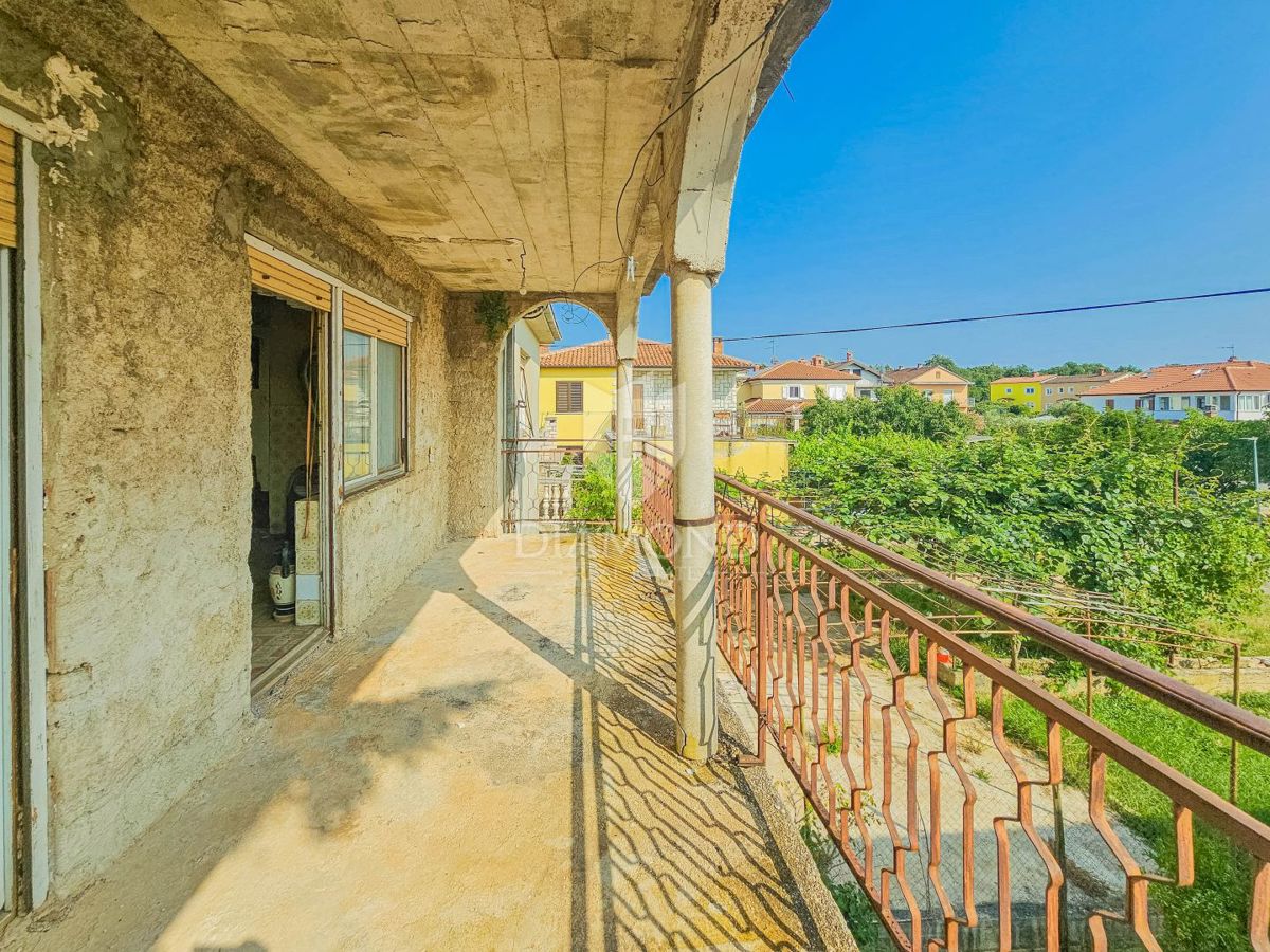 Umago, casa da ristrutturare con tanto giardino vicino alla città!