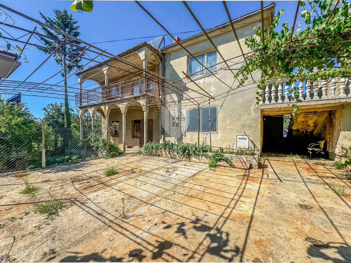 Umago, casa da ristrutturare con tanto giardino vicino alla città!