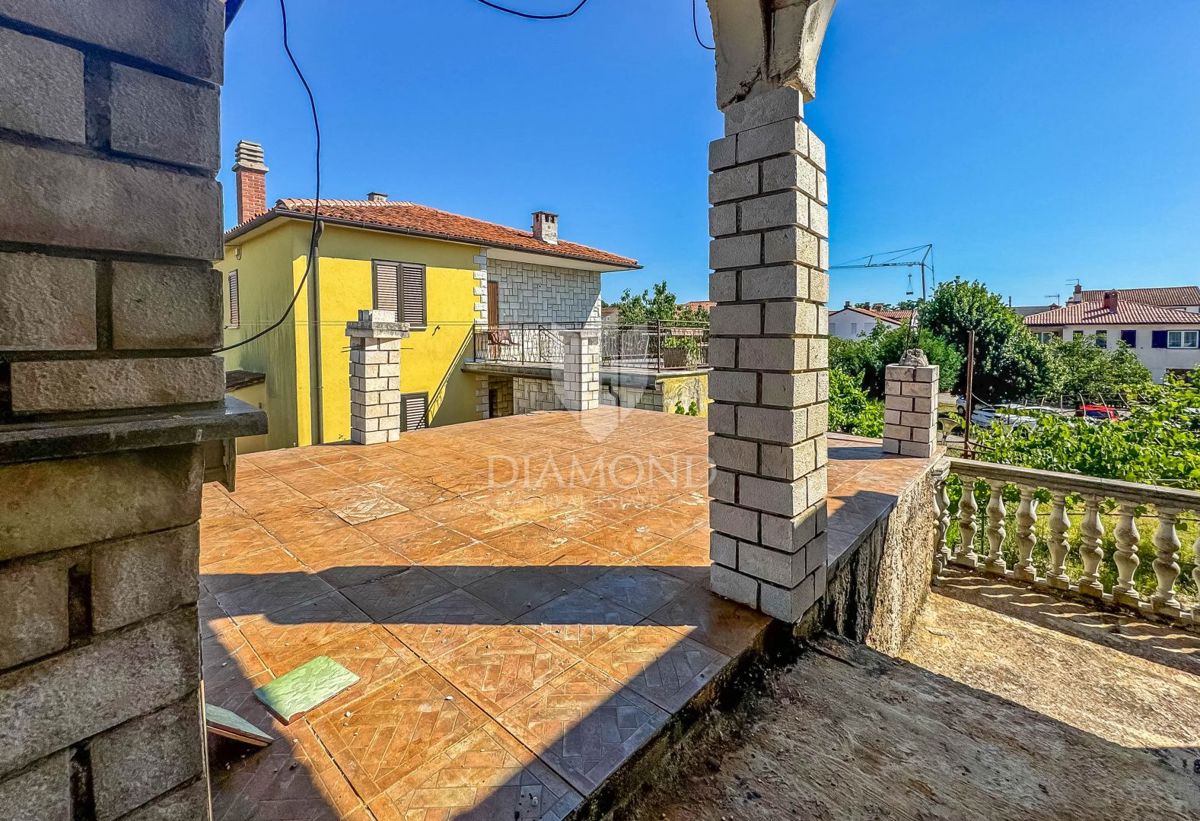 Umago, casa da ristrutturare con tanto giardino vicino alla città!