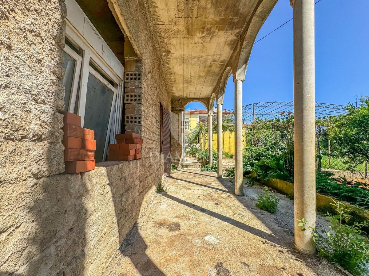 Umago, casa da ristrutturare con tanto giardino vicino alla città!