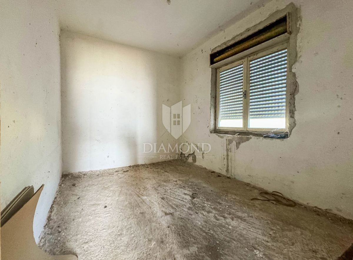 Umago, casa da ristrutturare con tanto giardino vicino alla città!