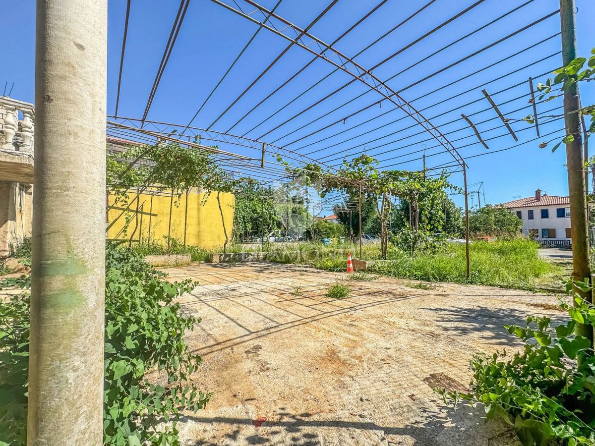 Umago, casa da ristrutturare con tanto giardino vicino alla città!