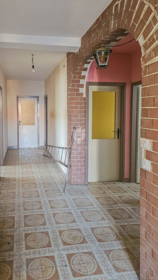 Umago, casa da ristrutturare con tanto giardino vicino alla città!