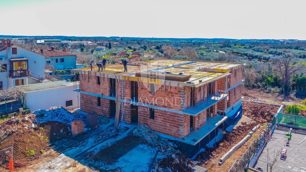 Umago, nuovo edificio! Piano terra con vista mare!