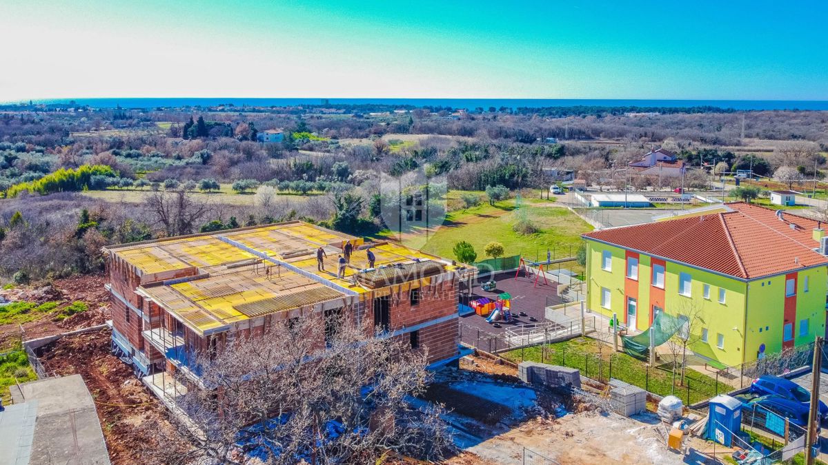 Umago, nuovo edificio! Piano terra con vista mare!
