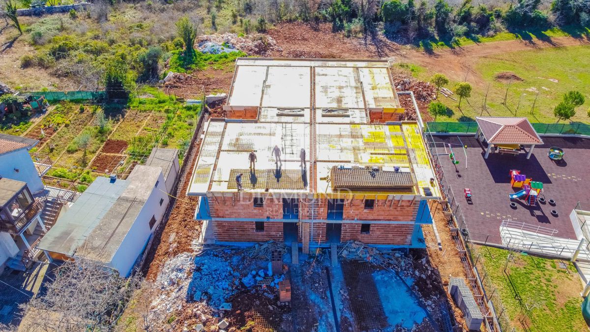 Umago, nuovo edificio! Piano terra con vista mare!