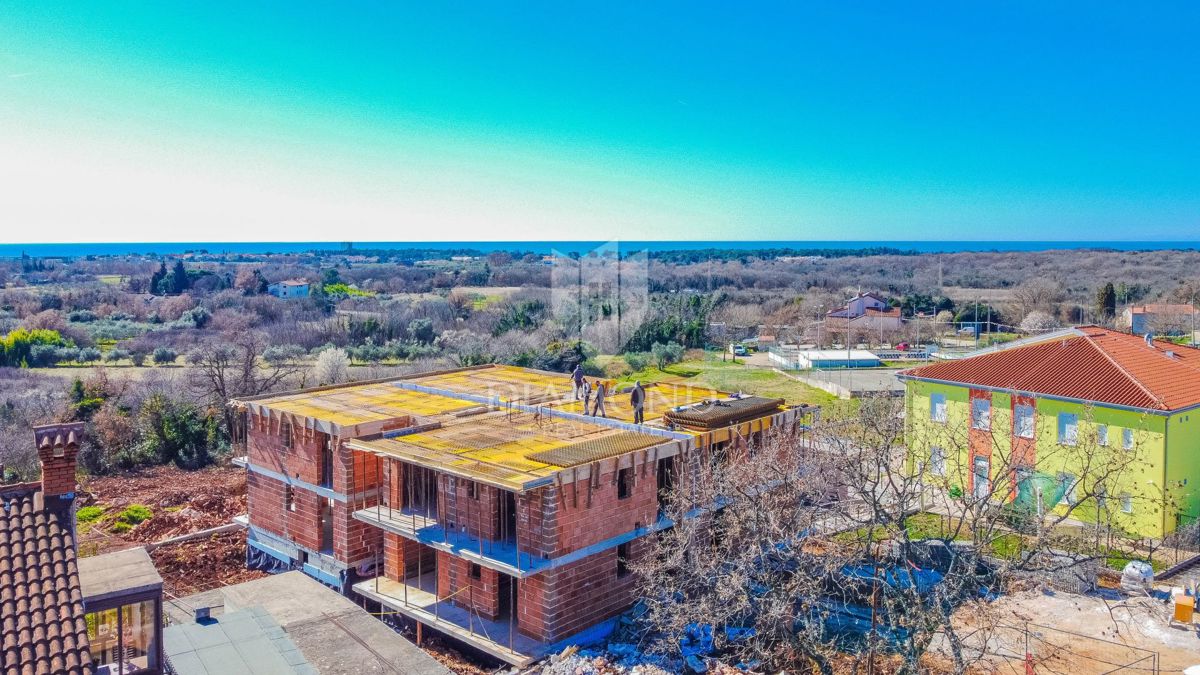 Umago, nuovo edificio! Piano terra con vista mare!